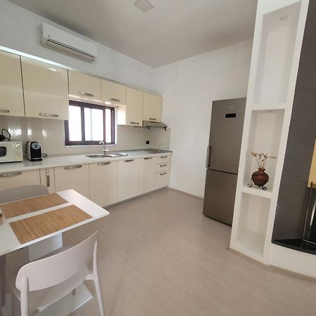 An Apartment With Fireplace Tirana Esterno foto